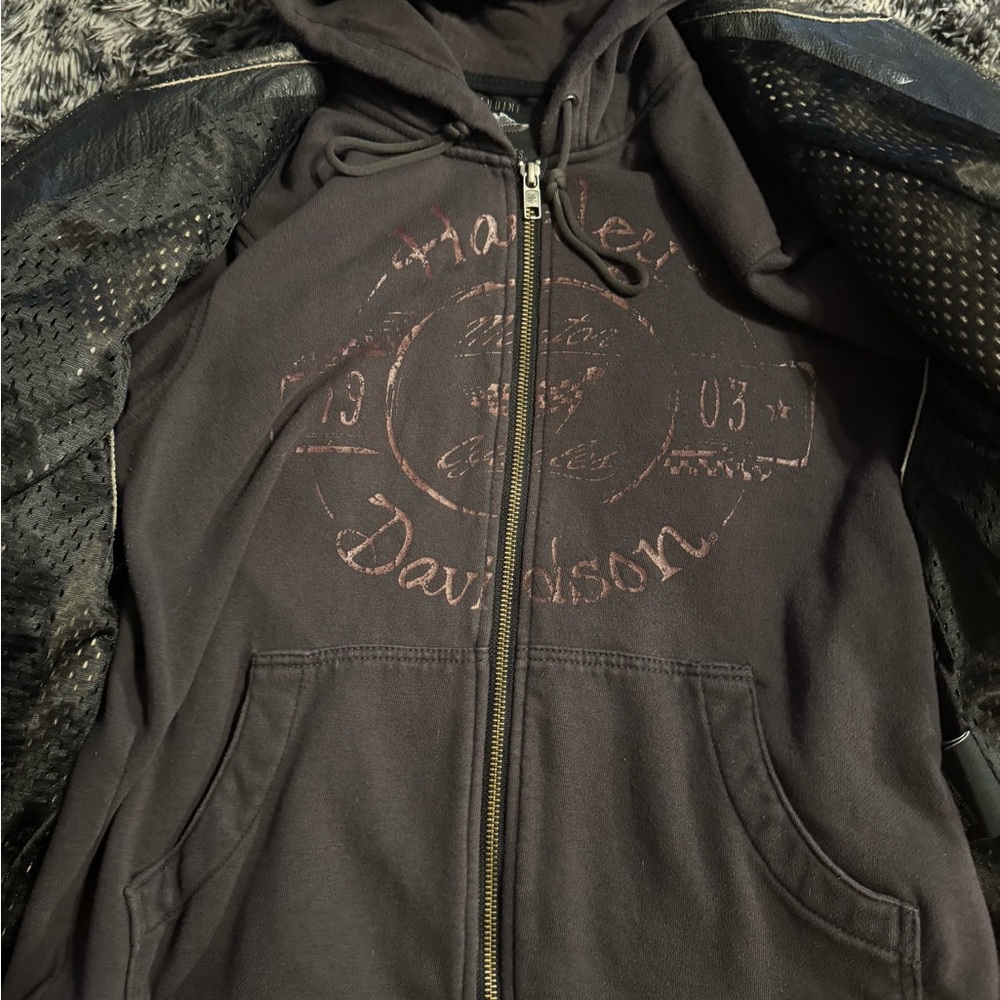 Harley-Davidson Black and Cream Leather Motorcycle Jacket with Burgundy Accents - Picture 4 of 8